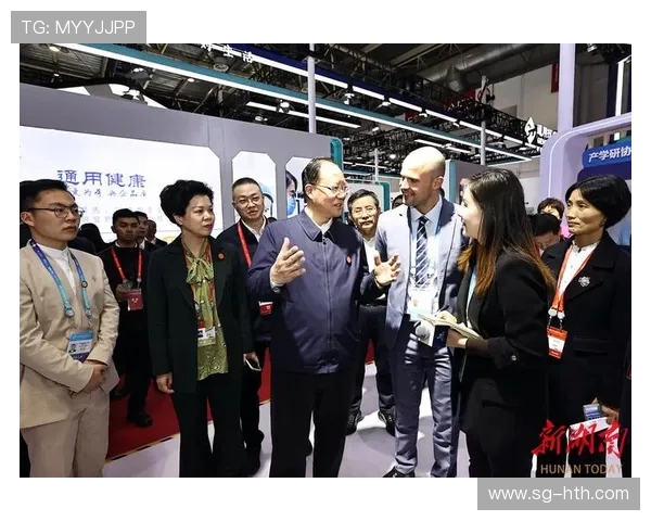 毛伟明在湖南代表团成立大会授旗并勉励全体成员赛出水平与风格